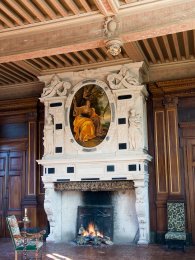 Large carved fireplace of the antichambre